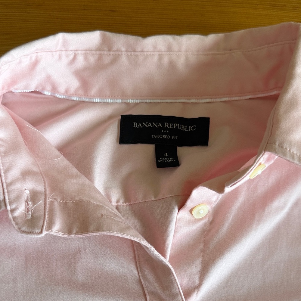 Women’s Banana Republic Light Pink Collared Shirt size 4 Tailored Fit